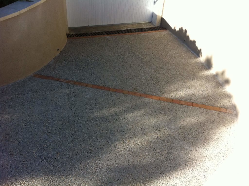 Réalisation d'un revêtement de sol extérieur devant un garage par Raveau Michel en Indre-et-Loire